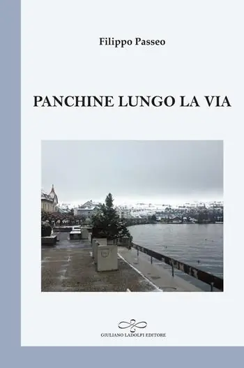 Panchine lungo la via Pagamento Sicuro