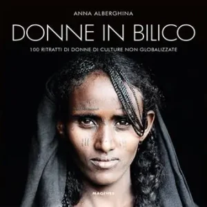 Donne in bilico. 100 ritratti di donne di culture non globalizzate. Ediz. italiana e inglese Prezzo Scontato